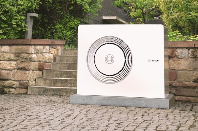 Energieeffiziente Wärmepumpe für nachhaltiges Heizen Moderne Luft-Wasser-Wärmepumpe im Außenbereich eines Einfamilienhauses, umgeben von Garten.